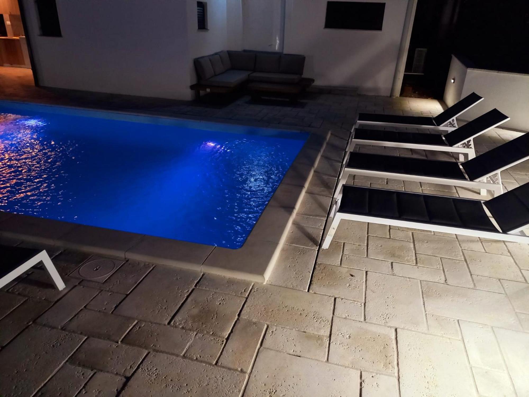 Big Swimming Pool Apartment Monvidal Pula Eksteriør billede