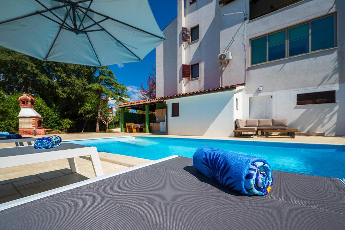 Big Swimming Pool Apartment Monvidal Pula Eksteriør billede