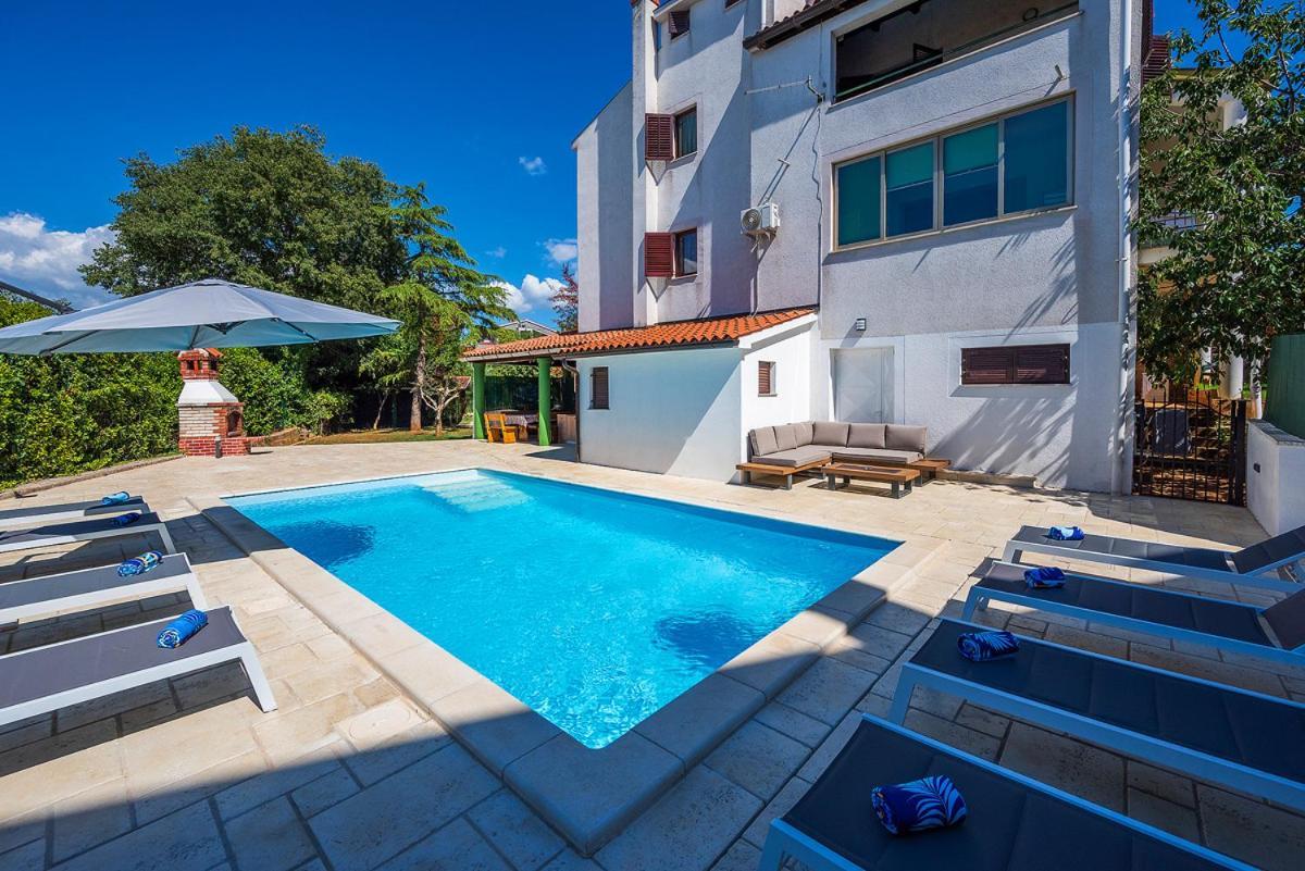 Big Swimming Pool Apartment Monvidal Pula Eksteriør billede