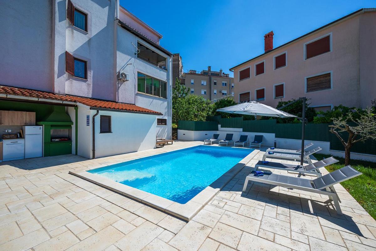 Big Swimming Pool Apartment Monvidal Pula Eksteriør billede